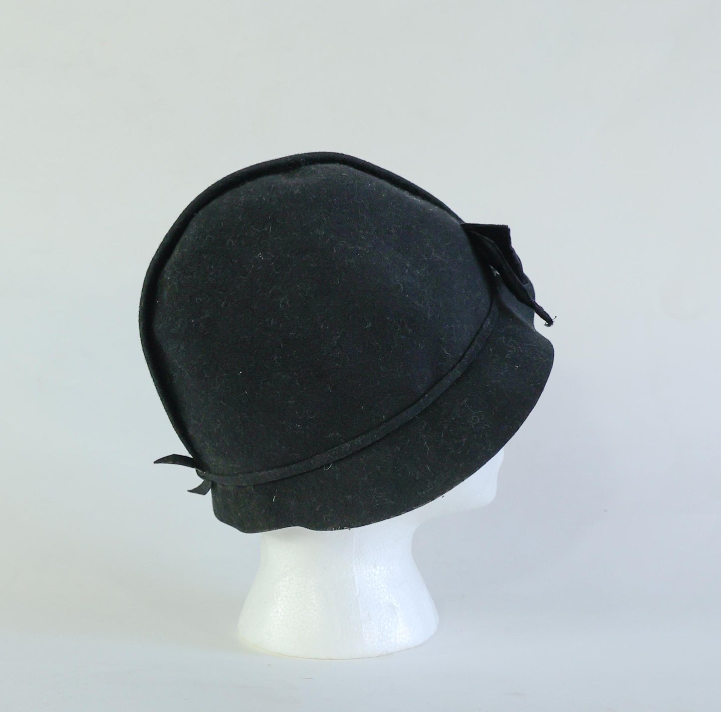 1930s Black Wool Felt Cloche Hat with Velvet Bow