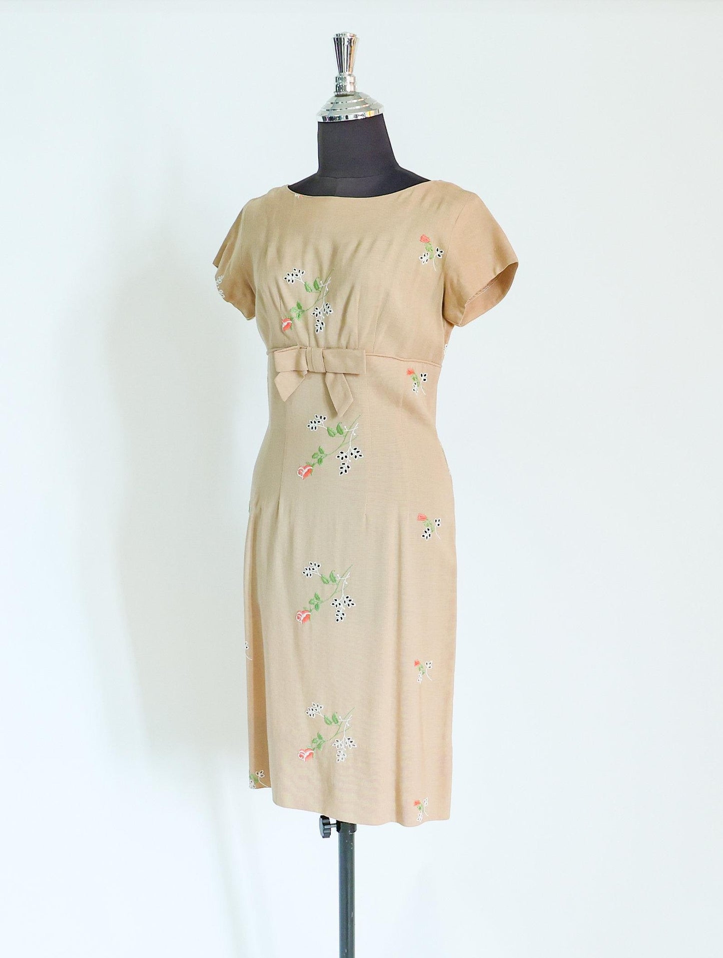 1950s Beige Linen Sheath Dress with Floral Embroidery, Medium