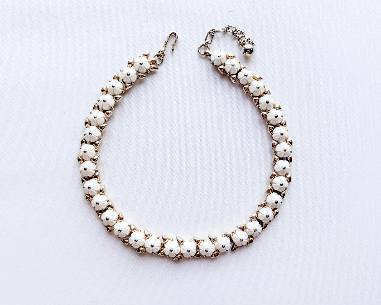 1960s Trifari White Flower Chocker |  Flower Gold Necklace