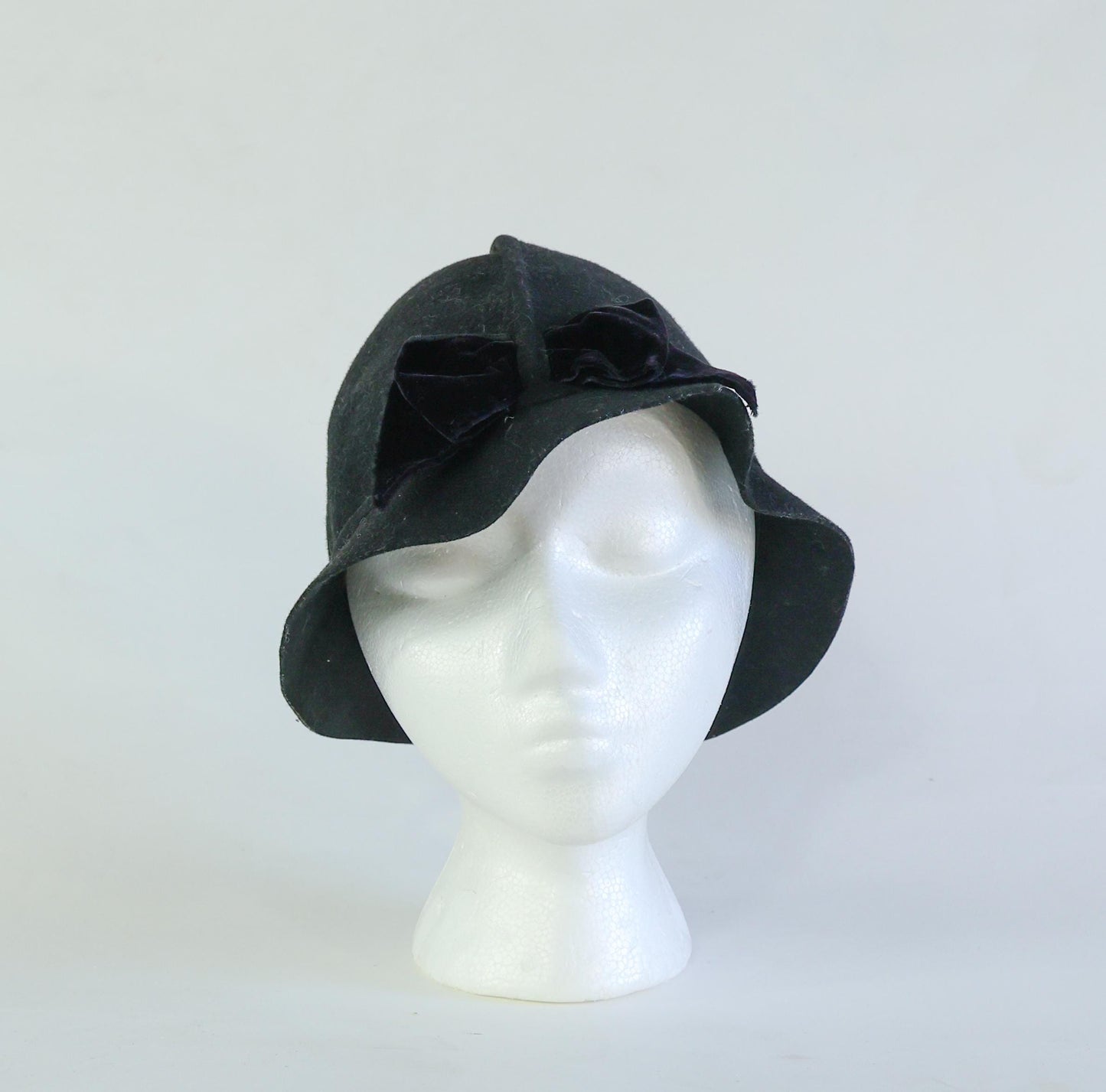 1930s Black Wool Felt Cloche Hat with Velvet Bow
