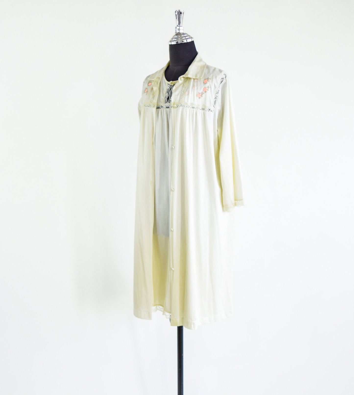 1960s Creme Embroidered Peignoir Set | Short Robe & Gown, Large