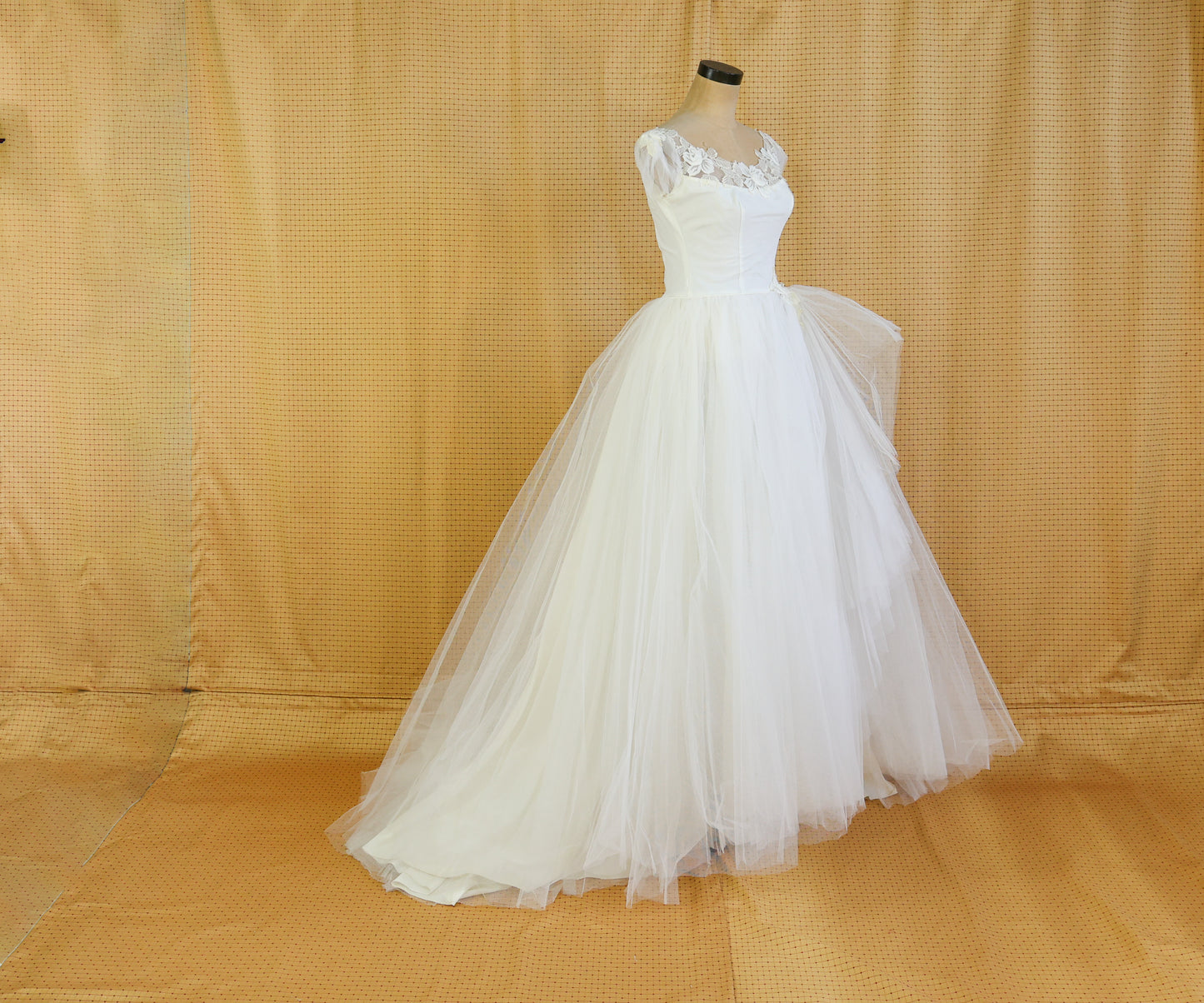 1950s White Lace Wedding Gown, Grace Kelly Style Wedding Gown by Pandora, Extra Small