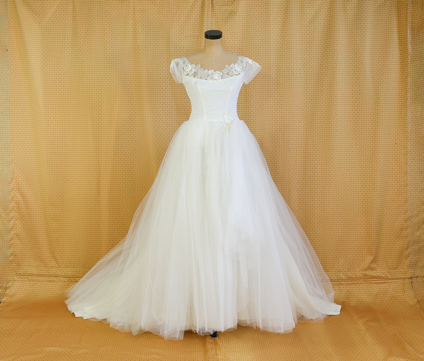 1950s White Lace Wedding Gown, Grace Kelly Style Wedding Gown by Pandora, Extra Small