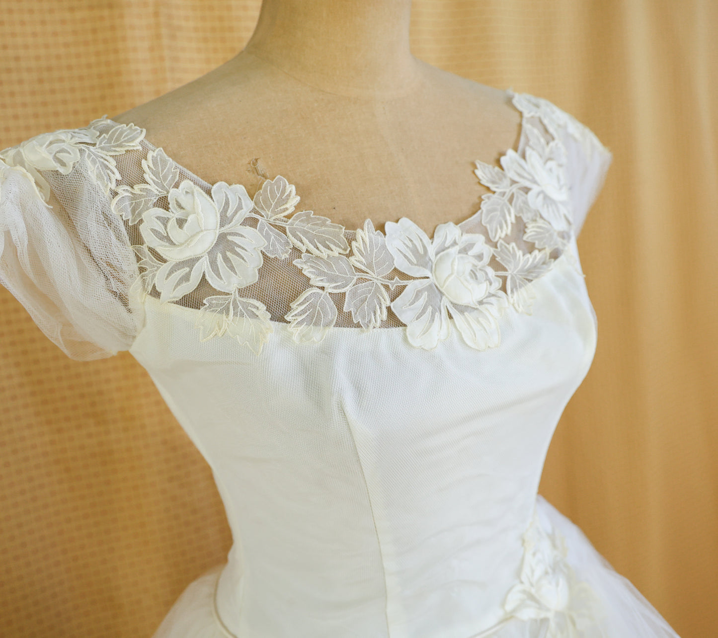 1950s White Lace Wedding Gown, Grace Kelly Style Wedding Gown by Pandora, Extra Small