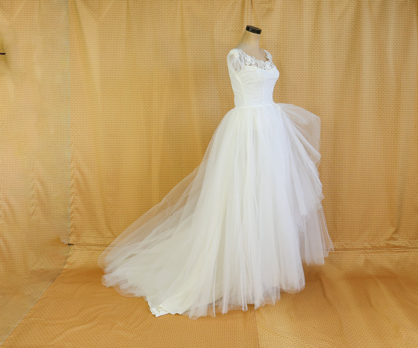 1950s White Lace Wedding Gown, Grace Kelly Style Wedding Gown by Pandora, Extra Small