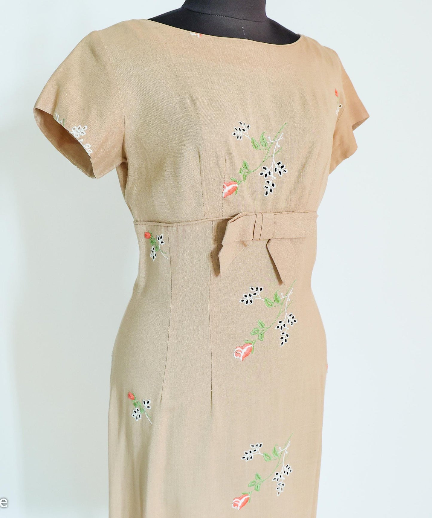 1950s Beige Linen Sheath Dress with Floral Embroidery, Medium