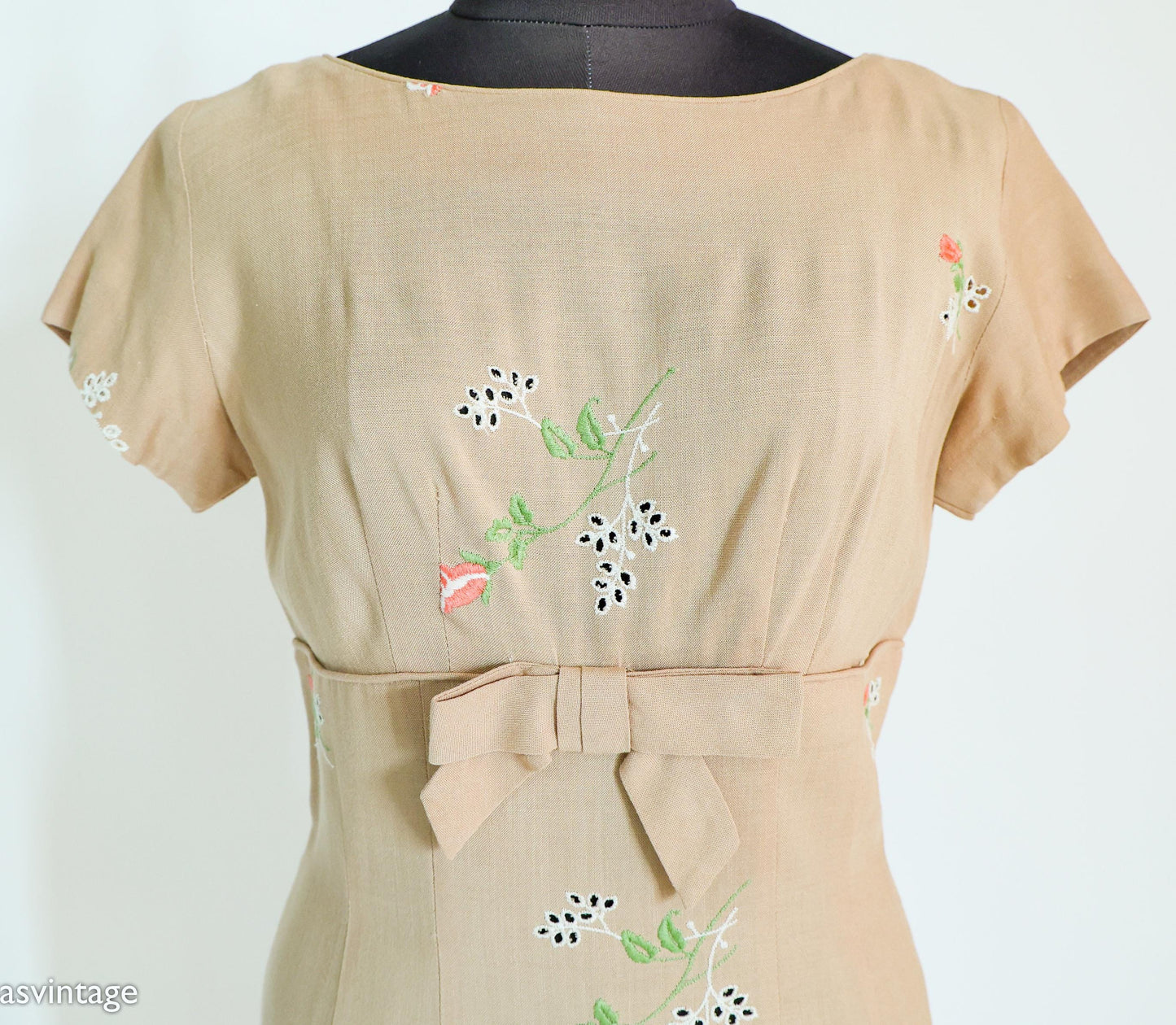 1950s Beige Linen Sheath Dress with Floral Embroidery, Medium