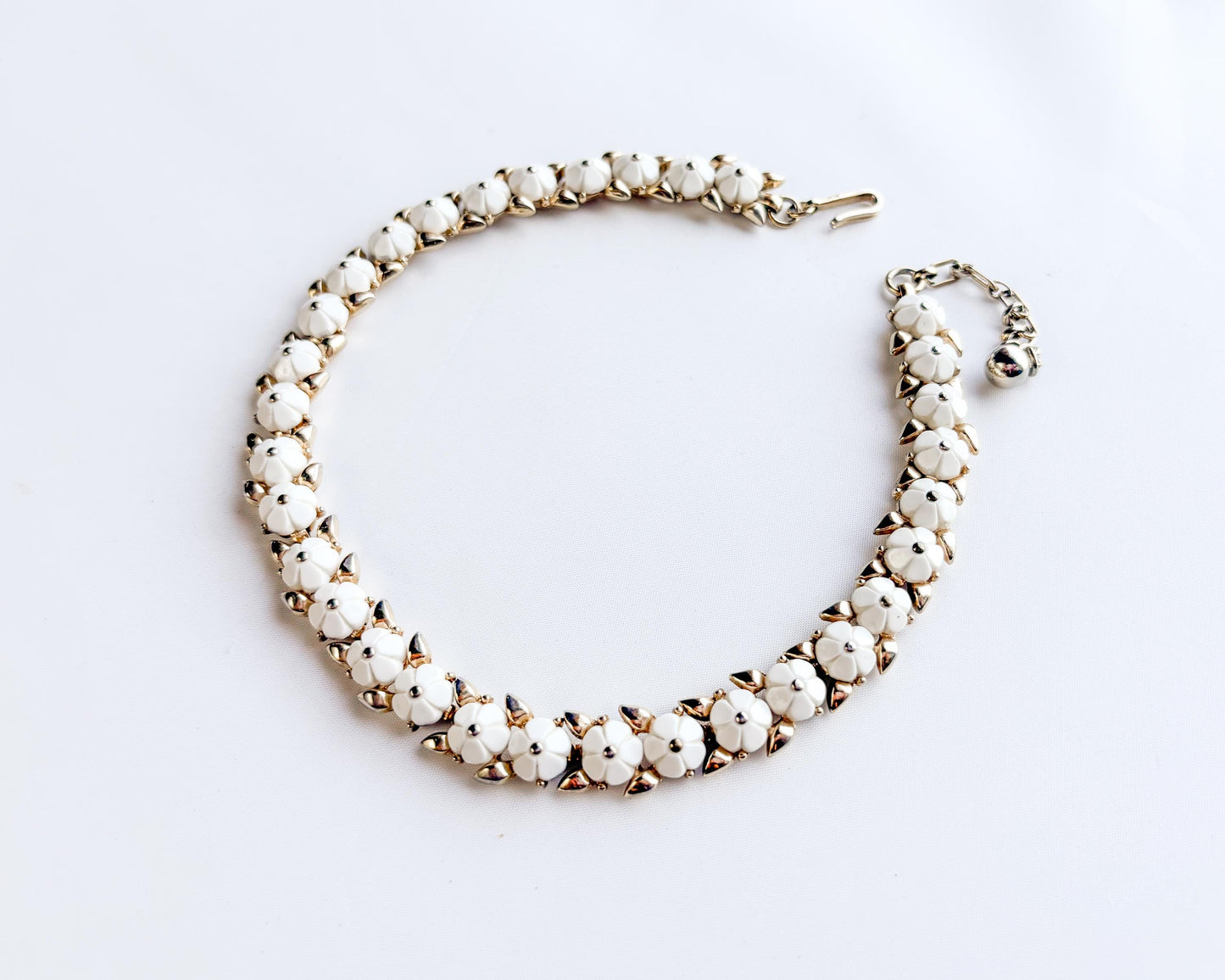 1960s Trifari White Flower Chocker |  Flower Gold Necklace