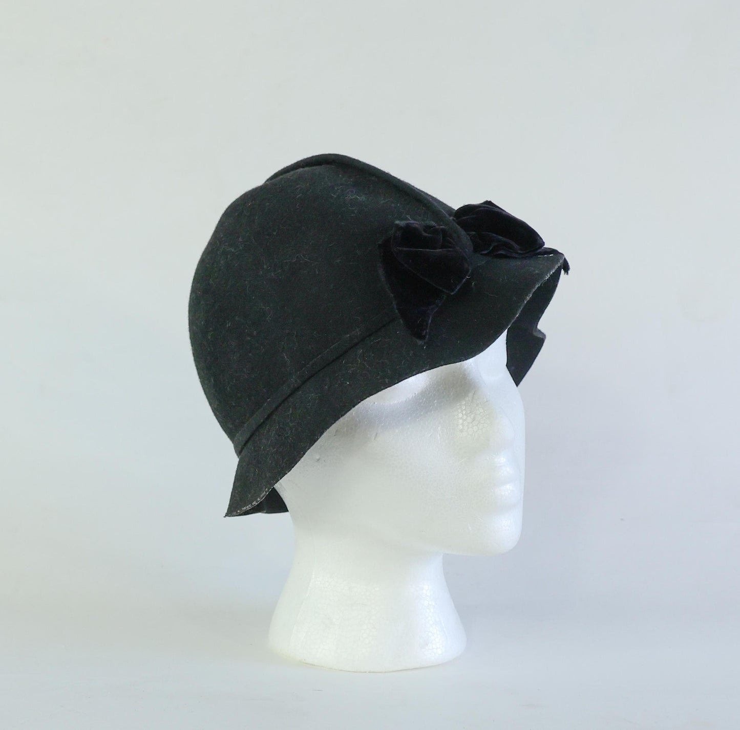 1930s Black Wool Felt Cloche Hat with Velvet Bow
