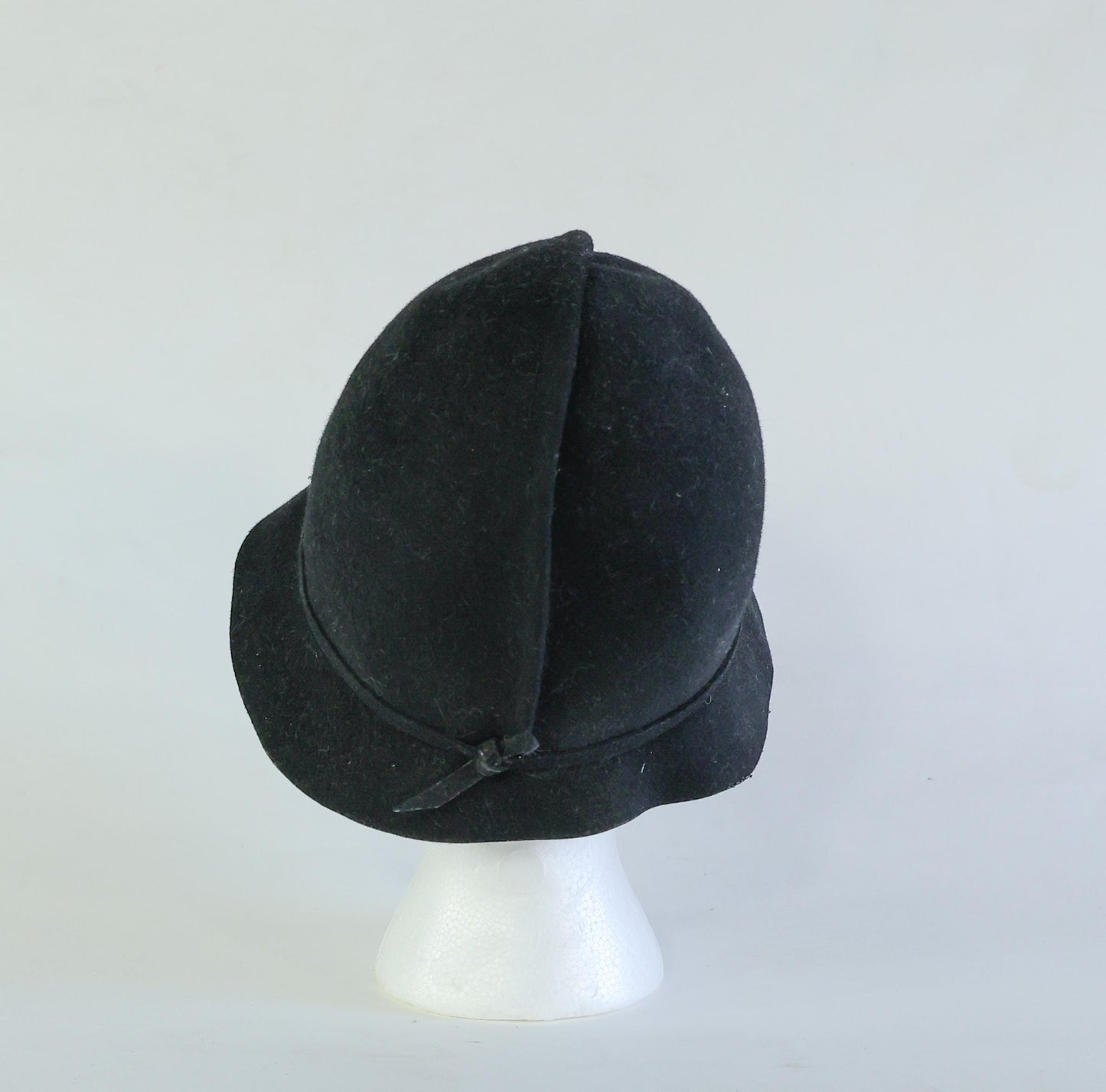 1930s Black Wool Felt Cloche Hat with Velvet Bow