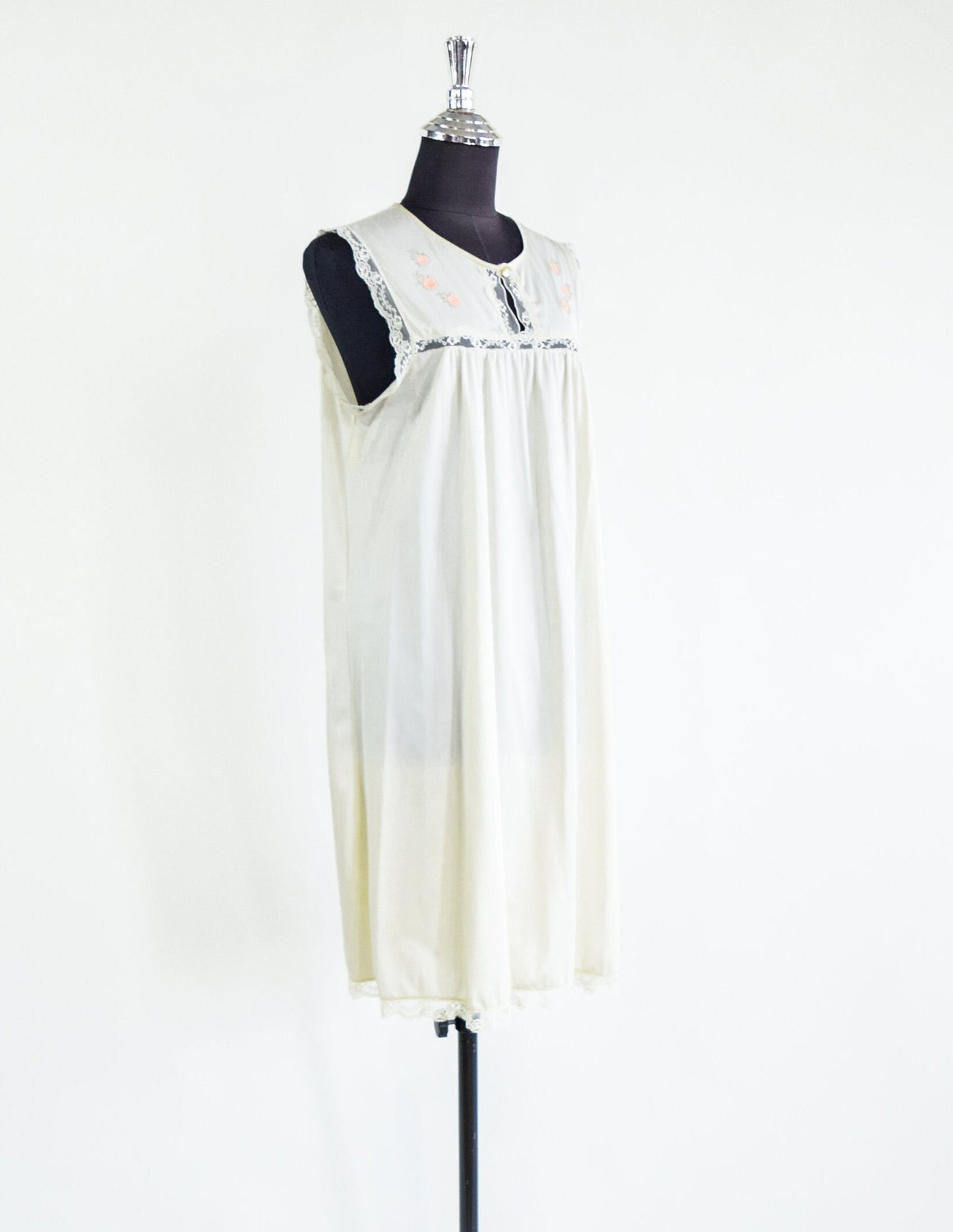 1960s Creme Embroidered Peignoir Set | Short Robe & Gown, Large