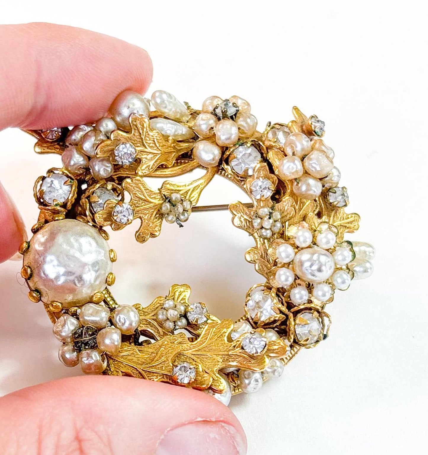 1950s Robért Brooch,  Pearl Rhinestone & Gold Circle Wreath Pin