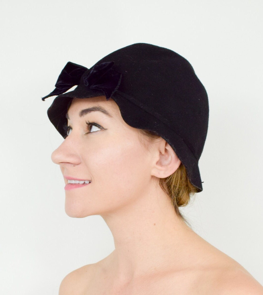 1930s Black Wool Felt Cloche Hat with Velvet Bow