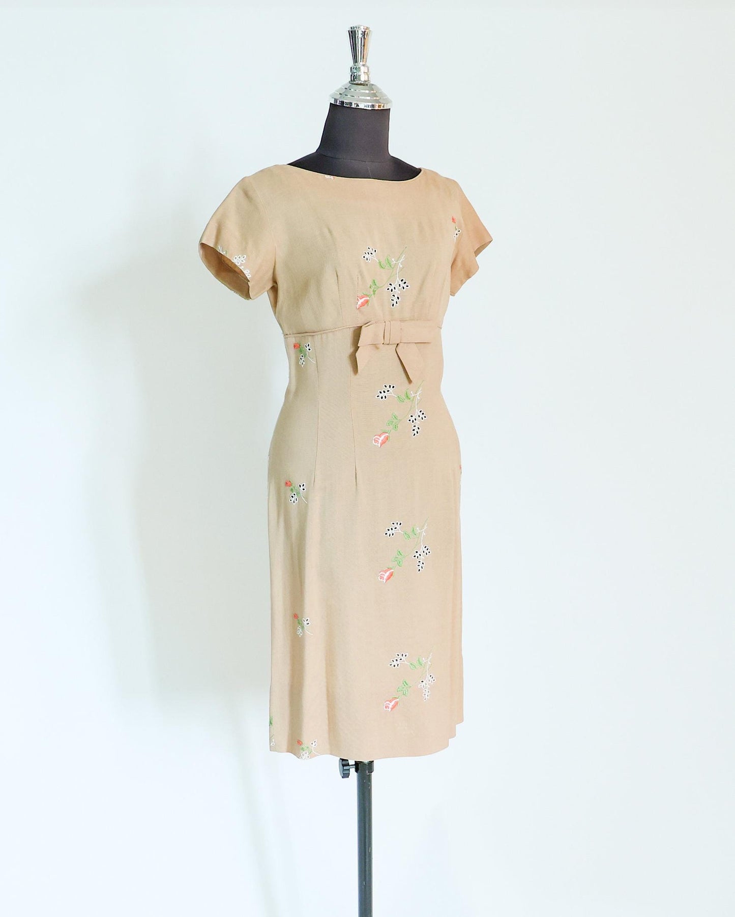 1950s Beige Linen Sheath Dress with Floral Embroidery, Medium