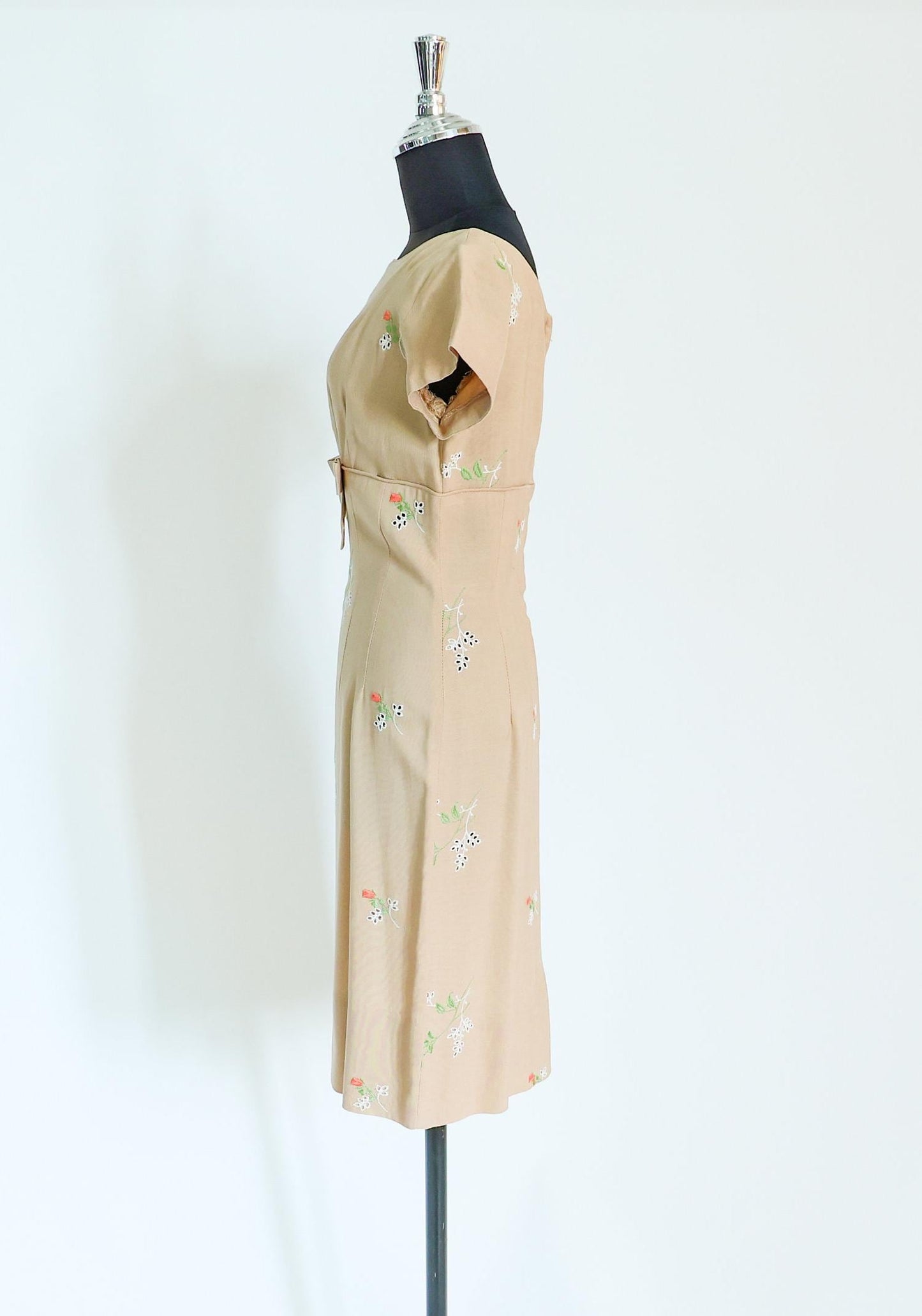 1950s Beige Linen Sheath Dress with Floral Embroidery, Medium