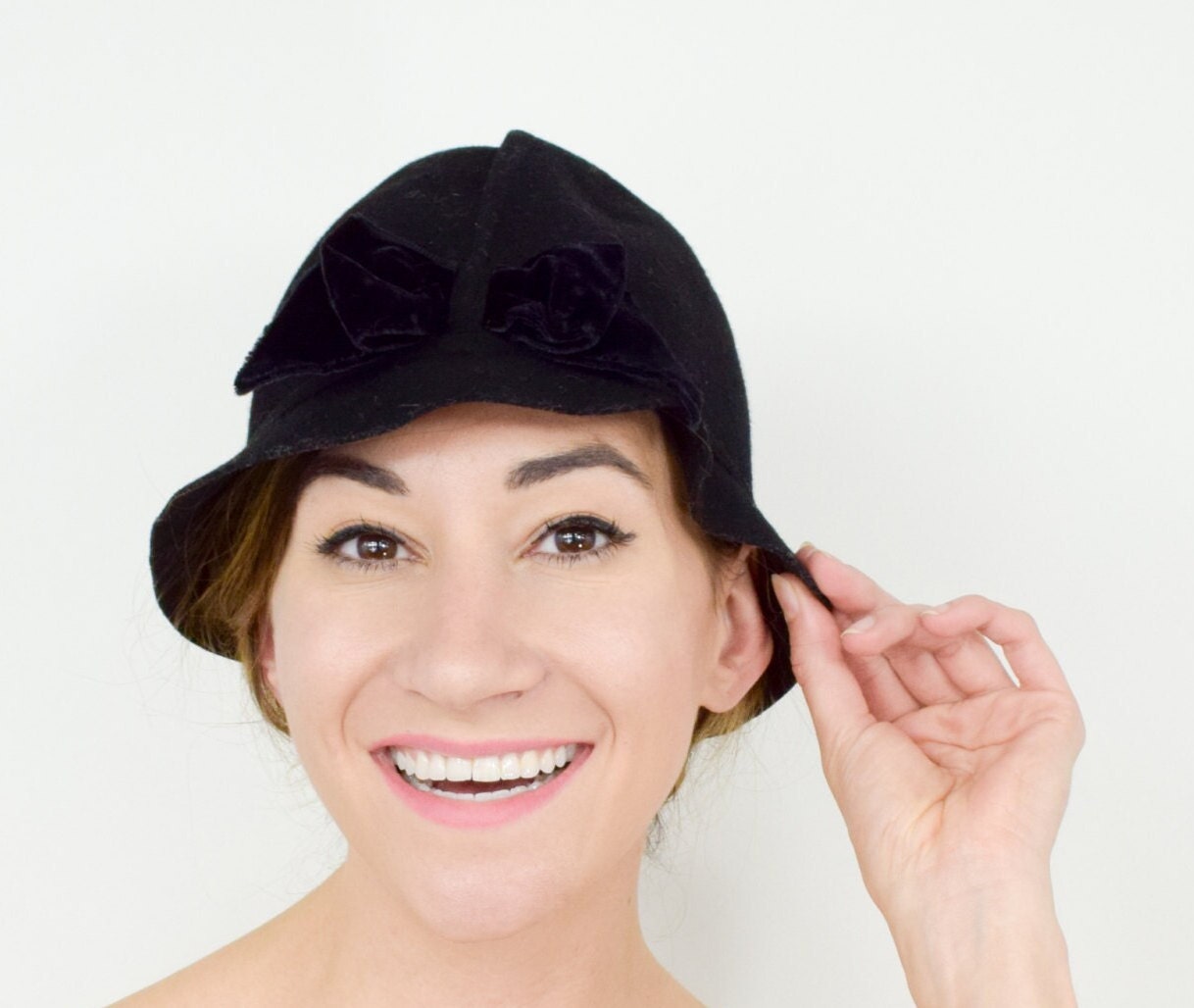1930s Black Wool Felt Cloche Hat with Velvet Bow