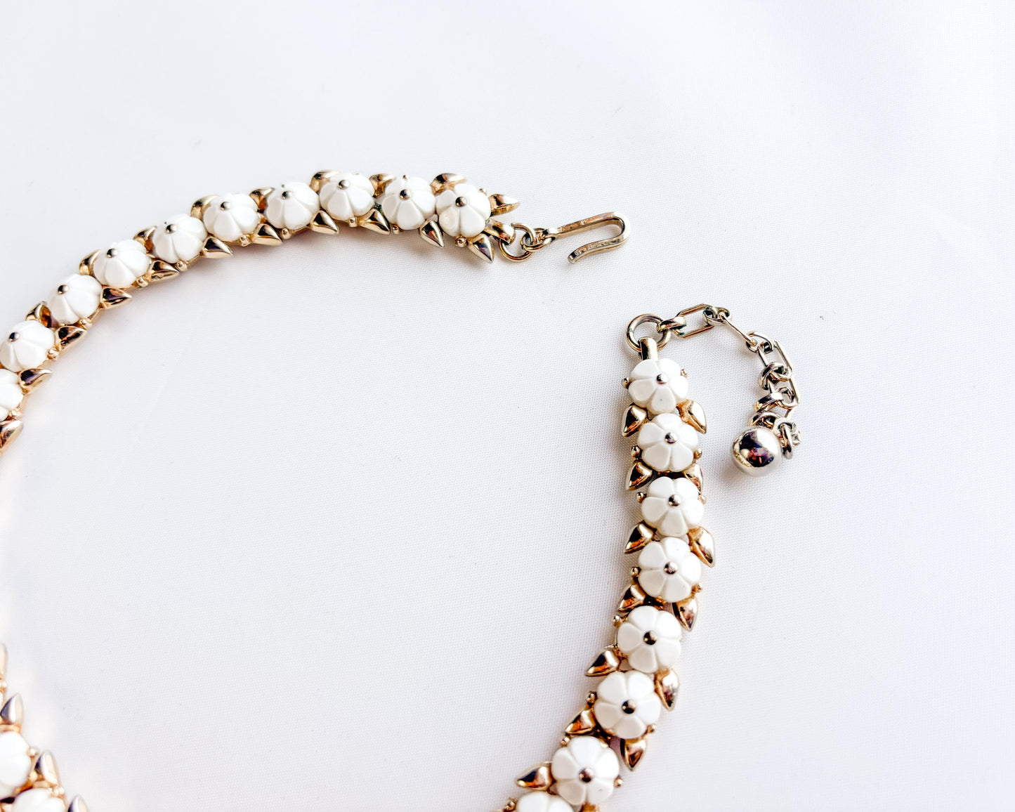 1960s Trifari White Flower Chocker |  Flower Gold Necklace