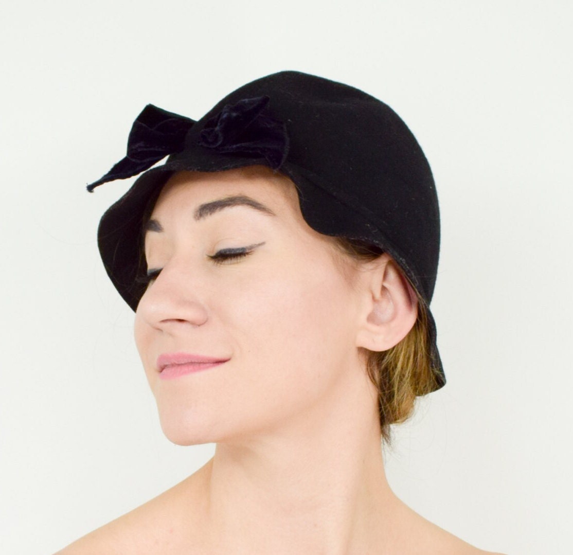 1930s Black Wool Felt Cloche Hat with Velvet Bow