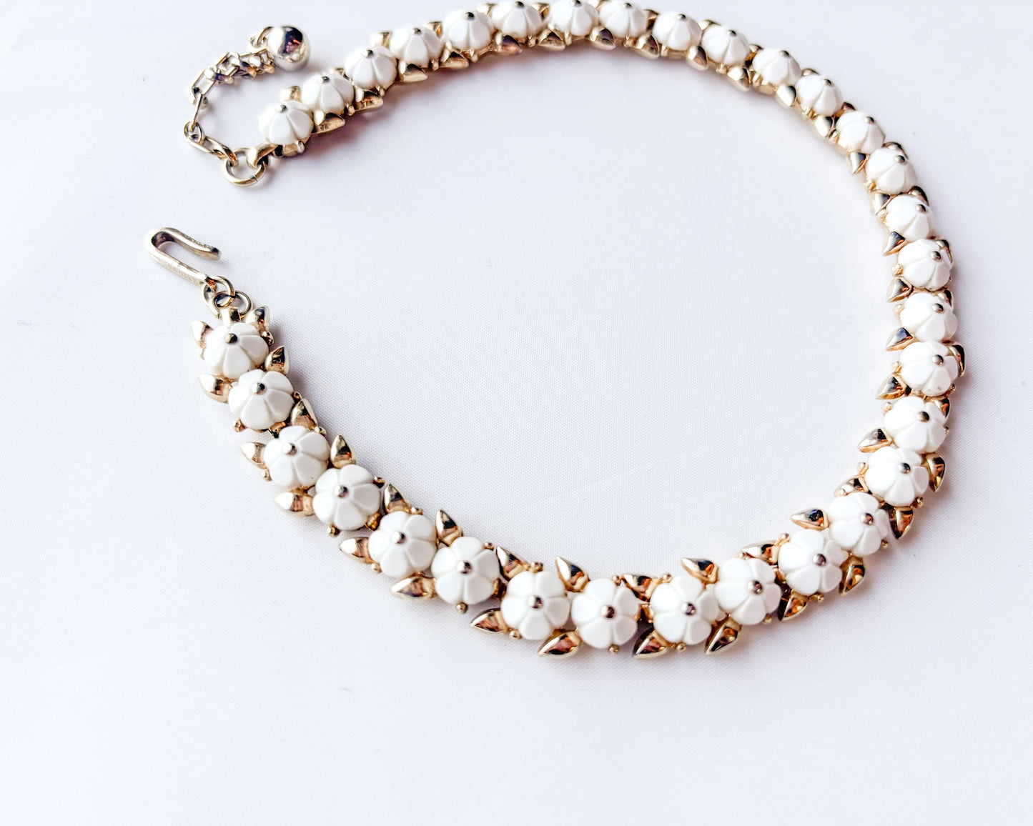 1960s Trifari White Flower Chocker |  Flower Gold Necklace