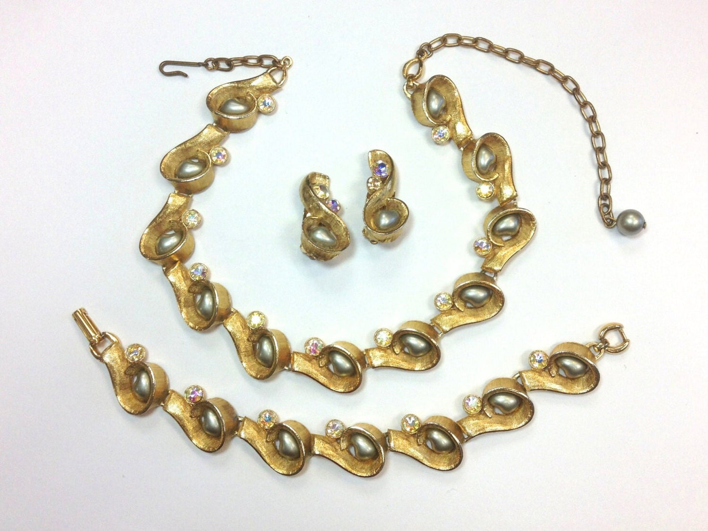 1960s Gold & Gray Pearl Necklace Bracelet Earrings Parure Jewelry Set