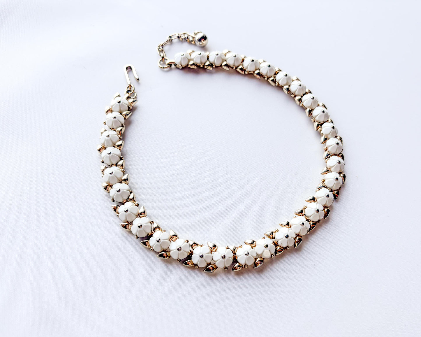 1960s Trifari White Flower Chocker |  Flower Gold Necklace