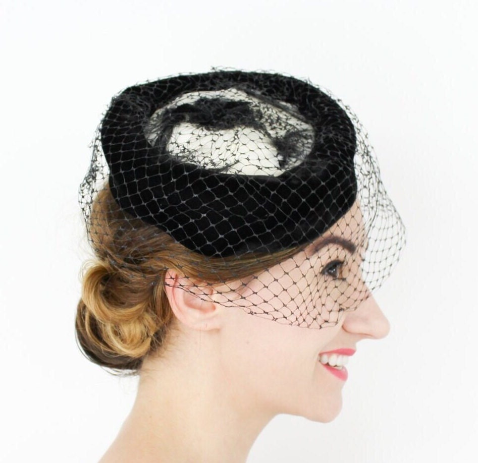 1950s Black Velvet & White Feather Pillbox Ring Hat