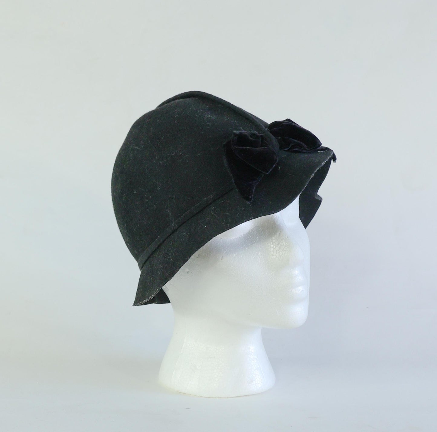 1930s Black Wool Felt Cloche Hat with Velvet Bow