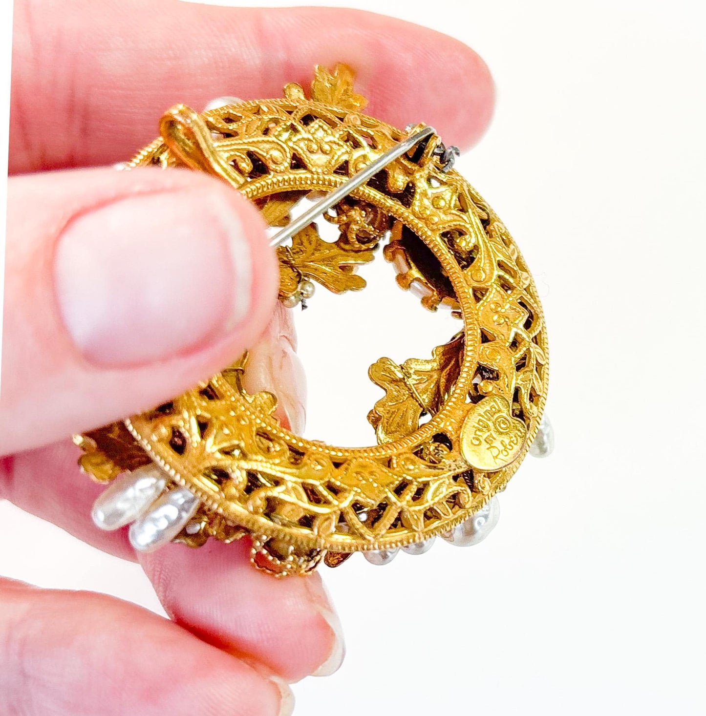1950s Robért Brooch,  Pearl Rhinestone & Gold Circle Wreath Pin