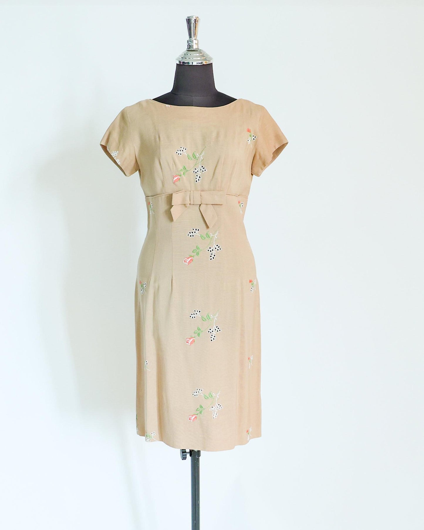1950s Beige Linen Sheath Dress with Floral Embroidery, Medium