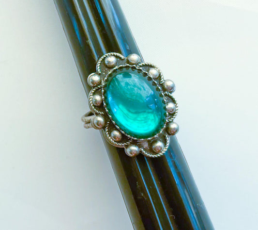 1950s Green Glass Ring | Vintage Bright Green Adjustable Ring