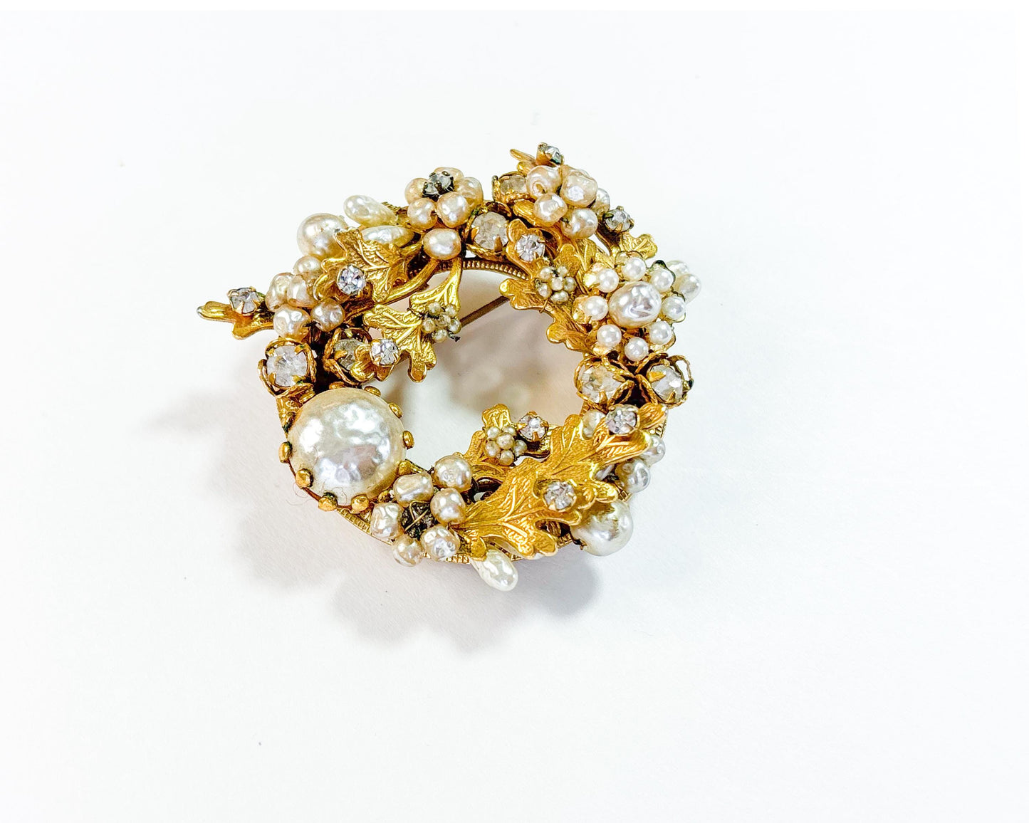 1950s Robért Brooch,  Pearl Rhinestone & Gold Circle Wreath Pin