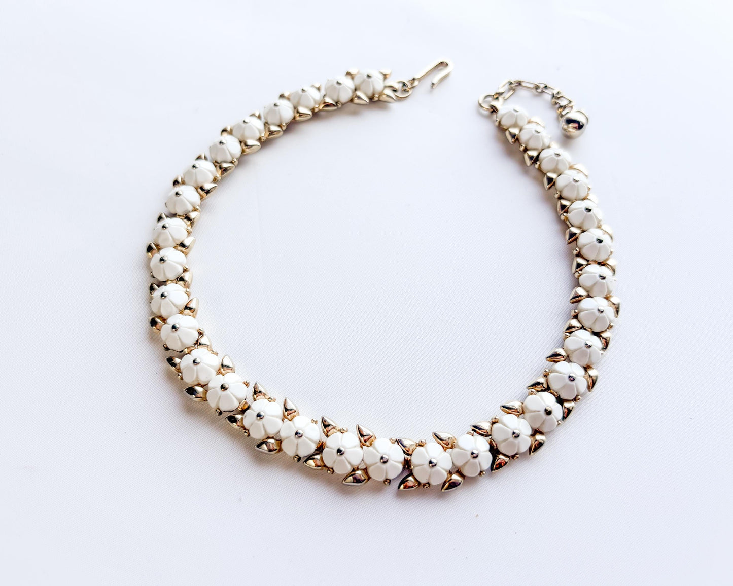 1960s Trifari White Flower Chocker |  Flower Gold Necklace
