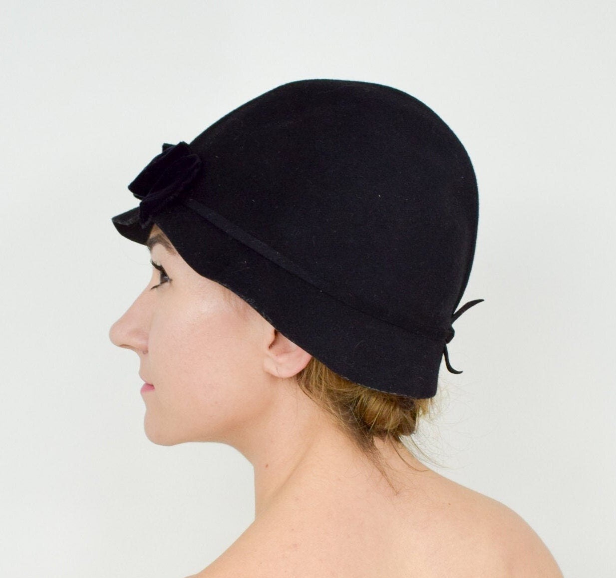 1930s Black Wool Felt Cloche Hat with Velvet Bow