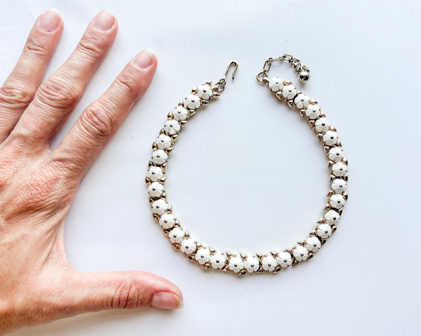 1960s Trifari White Flower Chocker |  Flower Gold Necklace